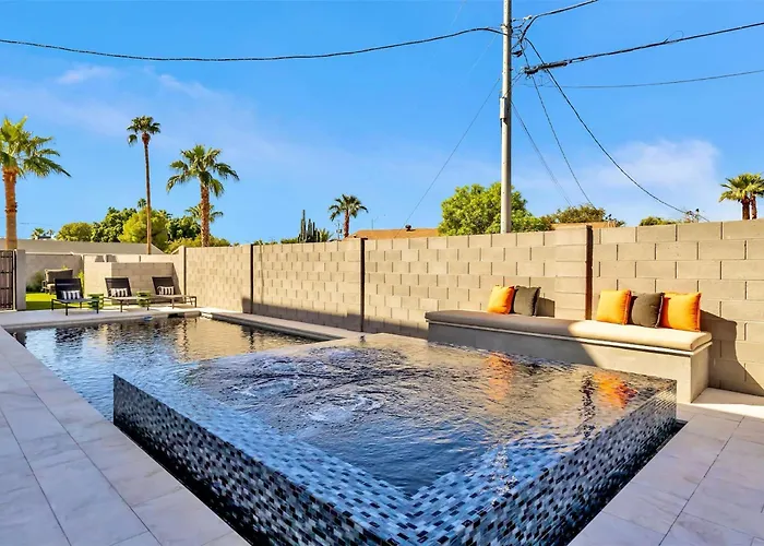 Modern Manor-6br Pool&spa Air Hockey Ping Pong Holiday home *